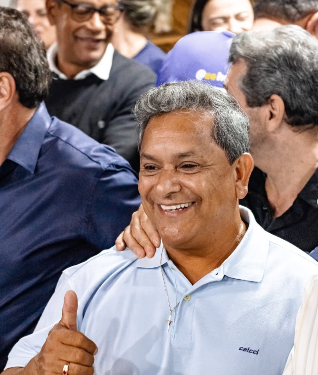 Wellington Mega sorrindo ao lado de apoiadores